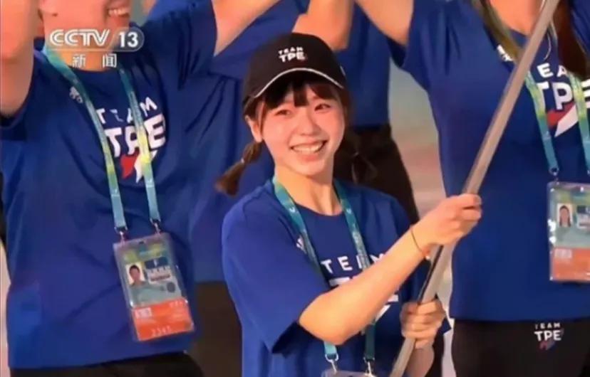 昨晚这个美女旗手太抢镜了
成都31届大学生运动会入场仪式，中华台北队赢得全场热烈