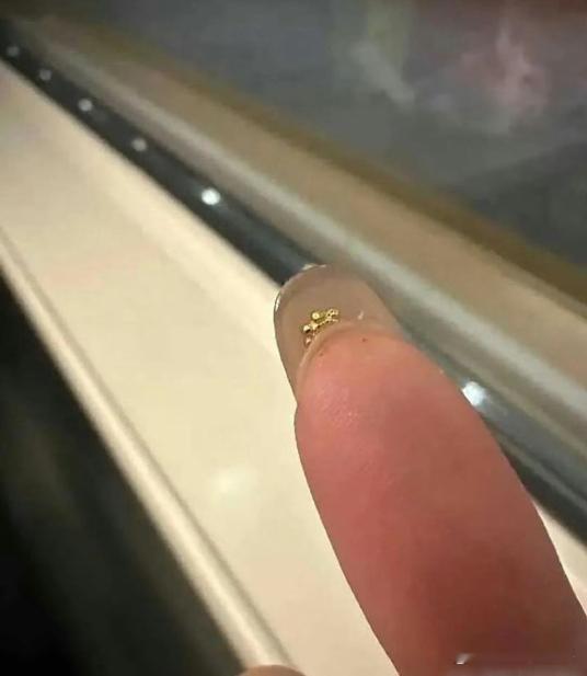 怪不得金店不许留指甲呢 