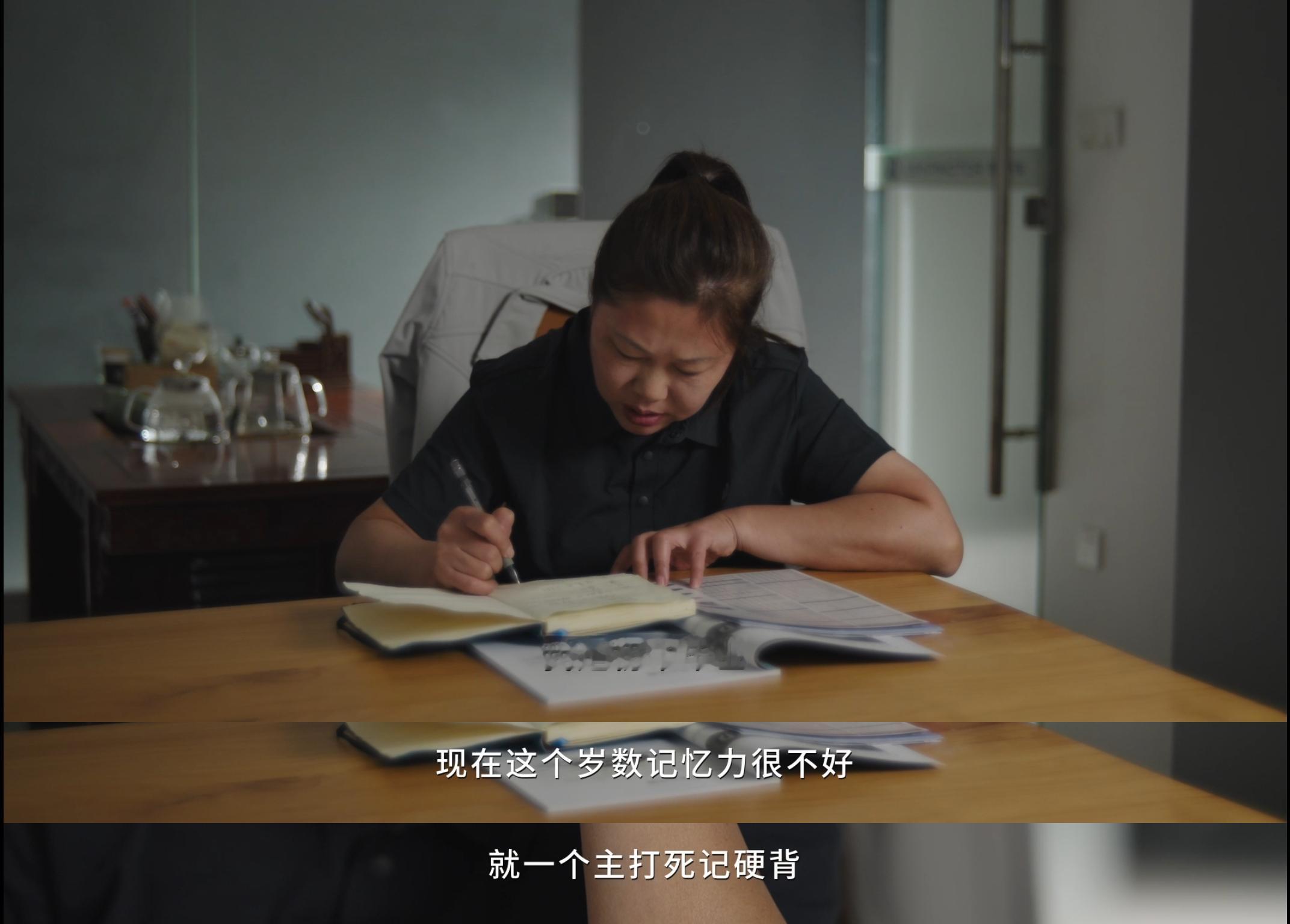 在离开锅碗瓢盆的日常后，61岁的张美芬选择了在展台前创造自己的价值。这份事业带给