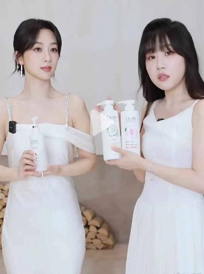 杨紫淡妆亦显星范，与网红相较，其小头小脸非劣势，反添独特魅力，明星气质自然流露。