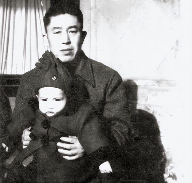 国民党中将郑洞国，建国后官至正部，次子在台湾失联

十万守军困孤城，断粮缺援，倒