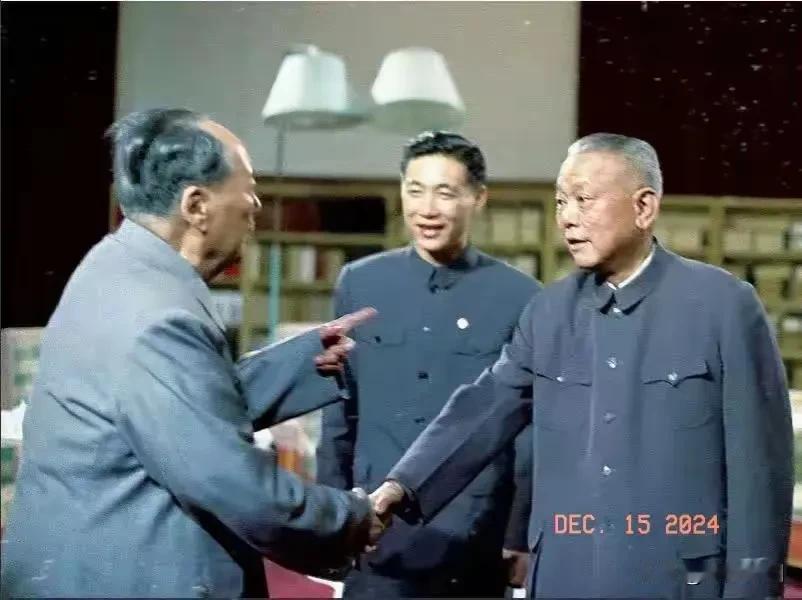 伟人毛泽东和时任财政部长的李先念同志的合照，伟人称之为财政大管家。中间那位斯斯文