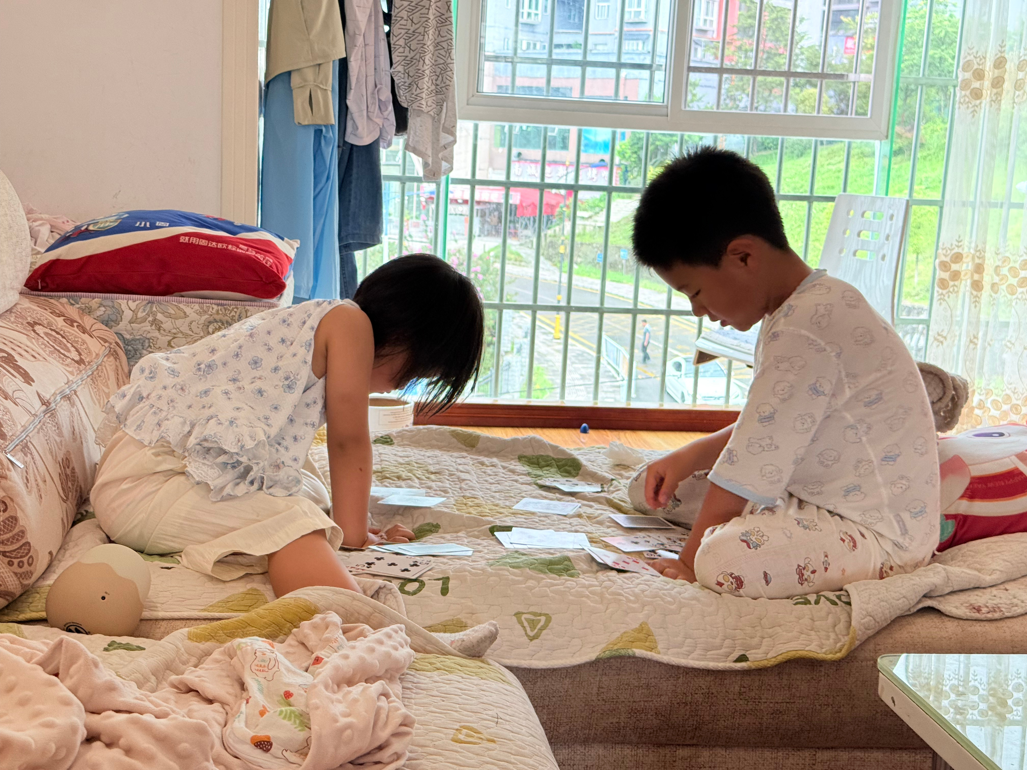 三个一天有伴儿玩，就是太吵了