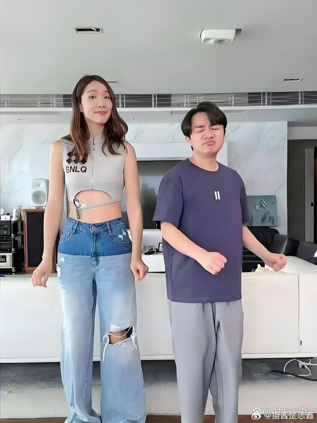 王祖蓝的裤子穿在他老婆身上秒变六分裤，夫妻俩换着穿，太搞笑了