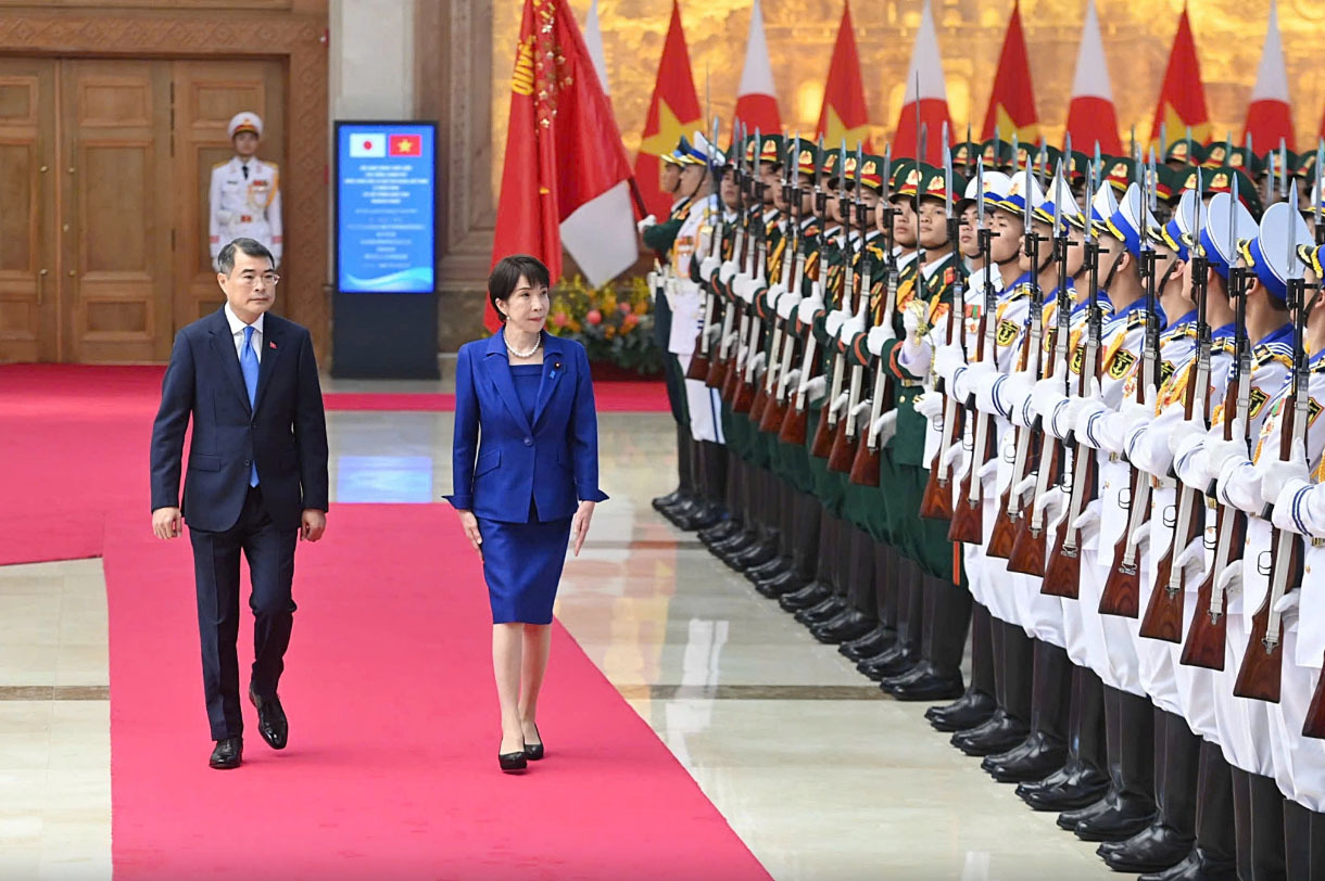 高市早苗访问越南图二向英雄与烈士纪念碑献花圈；图五将旭日一等大十字勋章授予农德曼