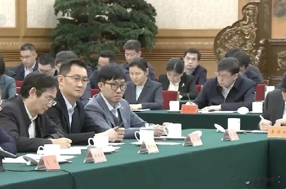 果然是重要人物，梁文锋2月17日参加了民营企业座谈会。作为科技创业的新星，他受邀