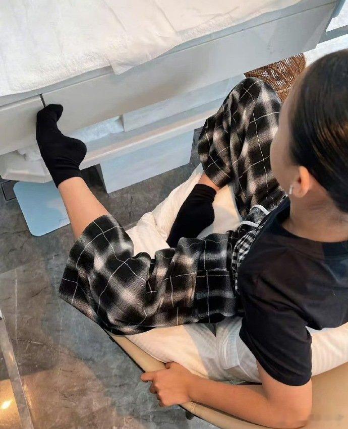 儿子摩登比赛偶遇孙俪和小花本来专心看儿子比摩登，突然看到孙俪带着小花，一瞬间有点