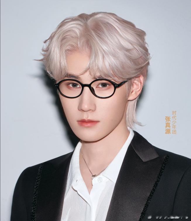 张真源霍格沃茨在逃魔法生 张真源黑框眼镜造型好帅呀，完全是霍格沃茨在逃魔法生来的