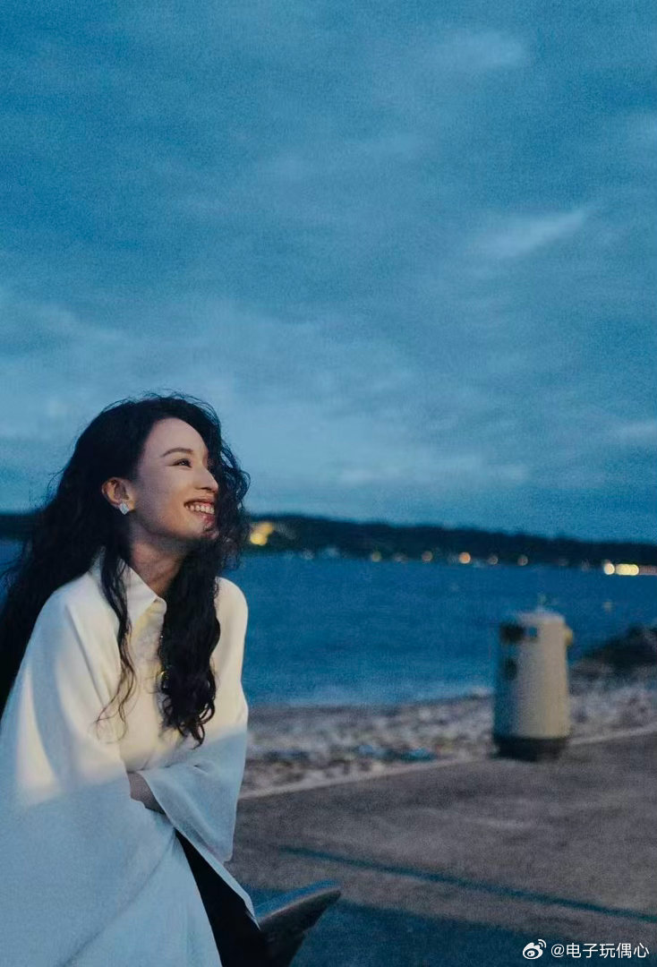 舒淇祝SU7大卖舒淇为小米SU7送上真挚祝福，优雅气场与科技座驾相得益彰，人气与