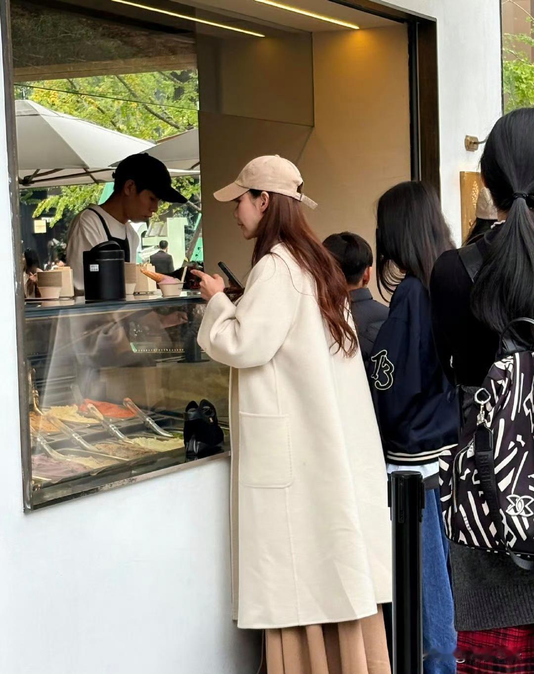 汪小菲一家人到成都旅游，马筱梅带着小玥儿和霖霖去买冰淇淋，俩孩子和她的关系非常好