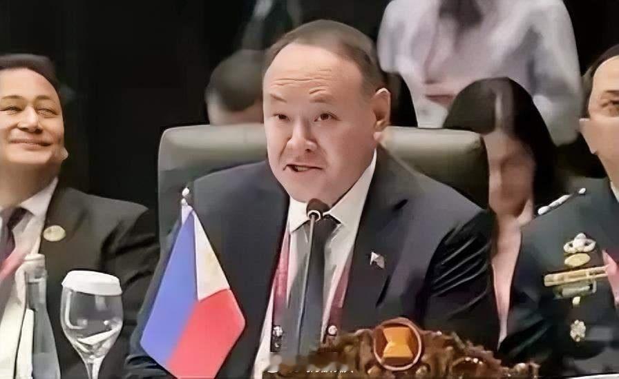 菲律宾这个国防部长，回国后居然至今还好好的，没有被民众扔臭鸡蛋，没有被媒体谩骂声