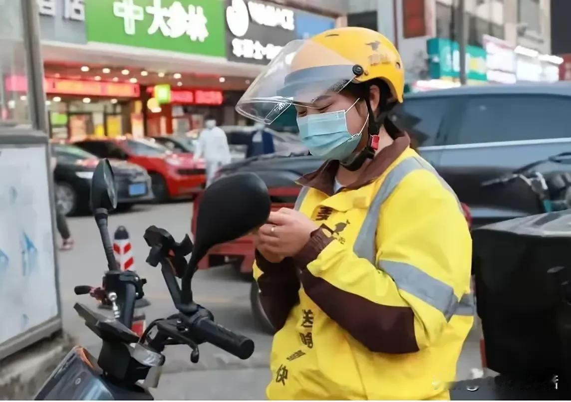 白天送外卖
晚上摆地摊卖食玩发夹
太拼了吧！

这是河南年轻女孩的日常，一个女孩