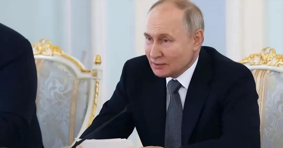 普京在5月17日哈尔滨举行的记者会上，谈及美国对俄制裁及其美元政策，做了一个精彩