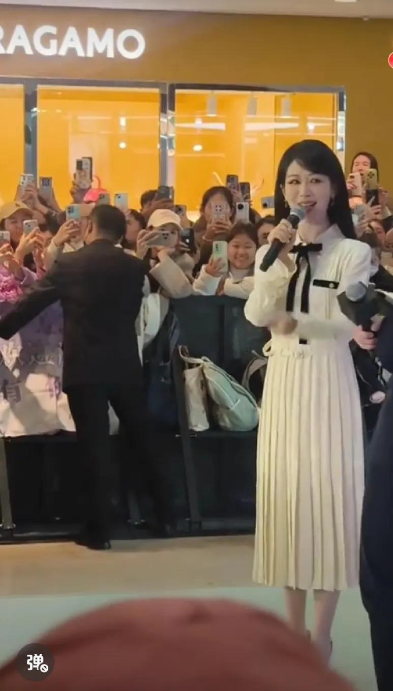 在南京德基，居然偶遇了杨紫！讲真的，见到本人的第一反应就是：这身材比例也太优越了