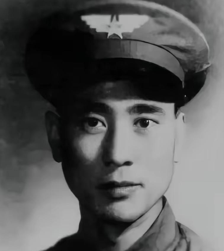 1949年2月，一架飞机在解放区坠落，当解放军赶到时，飞行员指着舱门说：“这里面