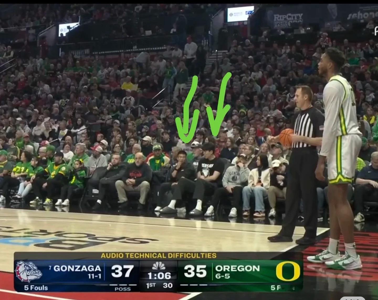 今天林葳在开拓者主场打比赛，杨瀚森也去场边观战了。 