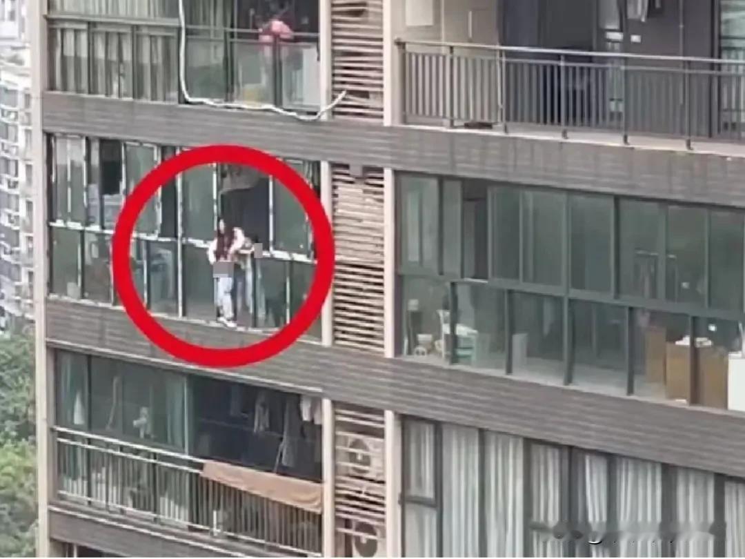 虎毒不食子唉😦4月1日7时许，巴南区人何某在渝南大道一小区22楼家中突发狂，持