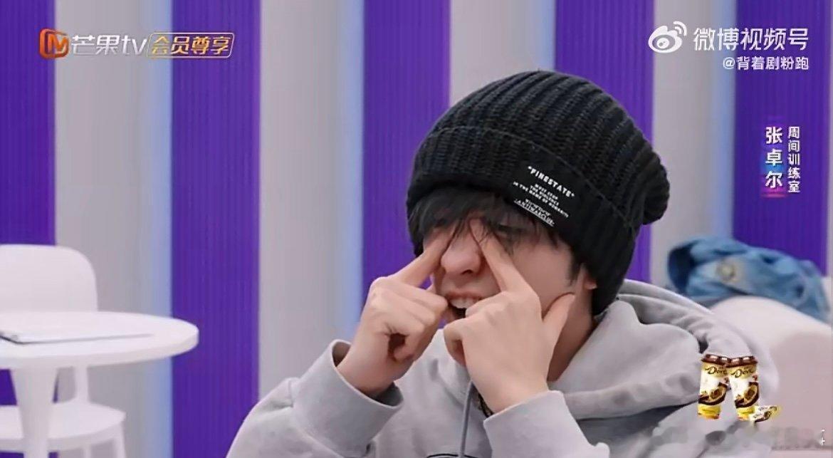 张卓尔身骑白马海绵宝宝上身 每周一个惊喜花招的张卓尔，这次练戏腔练出了意外笑点，