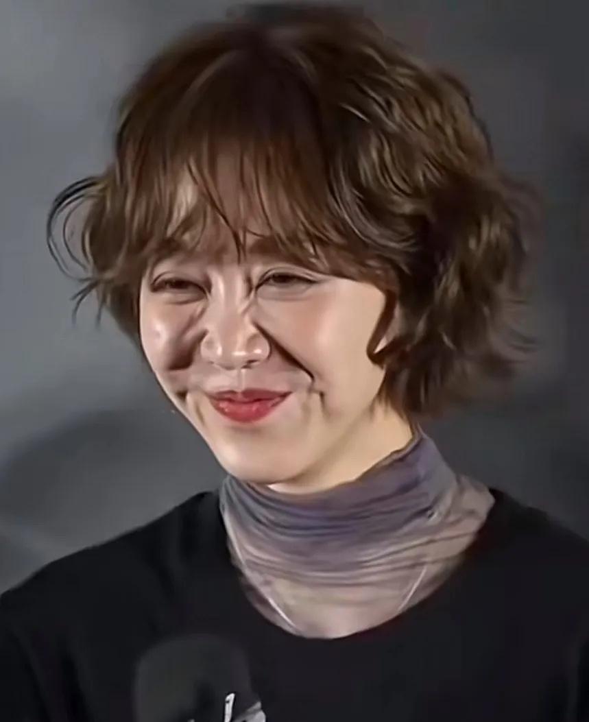 姜妍这张脸真没法看了。不笑的时候还好，只要稍有点大的表情动作，五官都挤到一起了。
