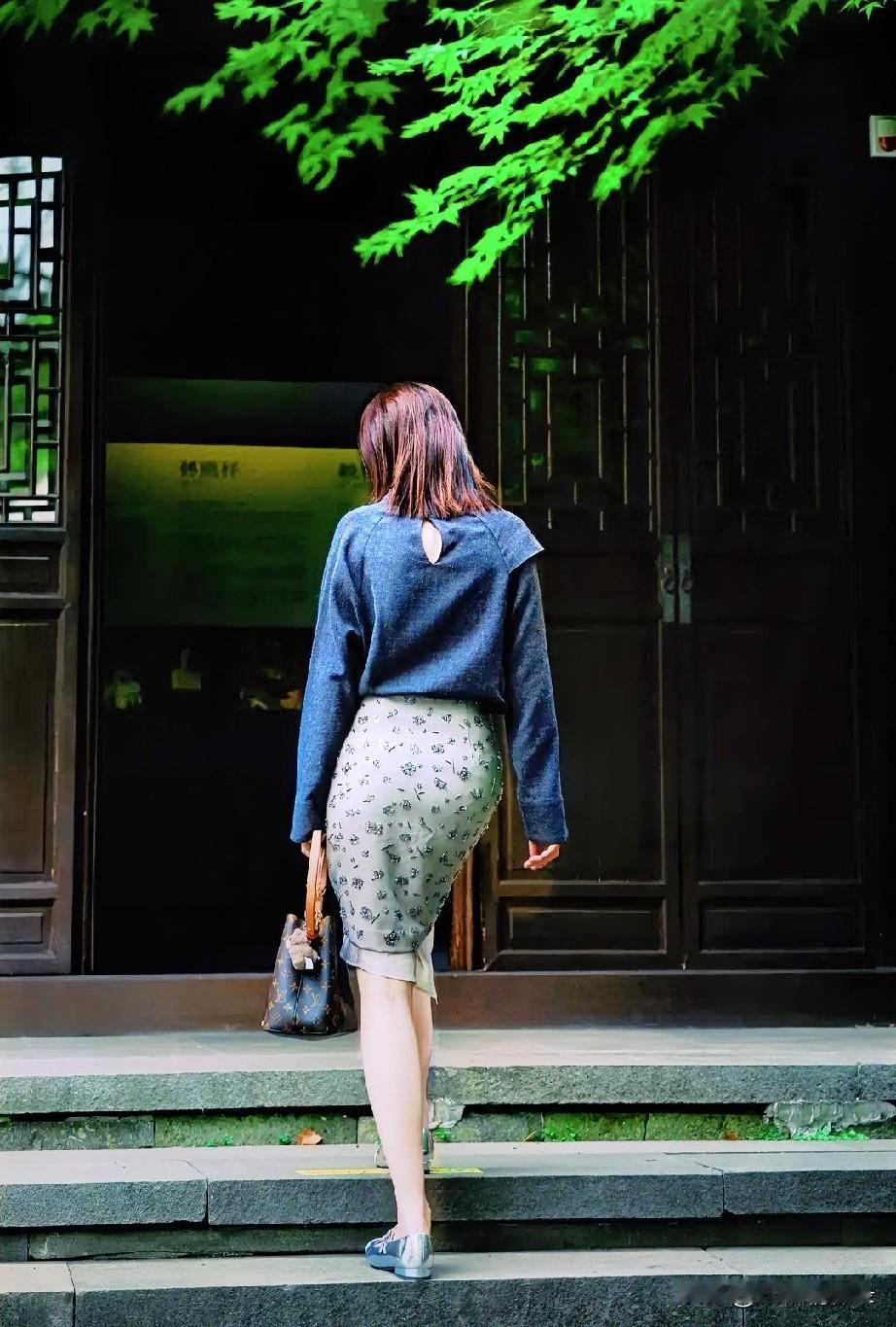 真正的平和，是以一颗柔和的心，善待世间万物，也善待自己。不必逼着自己活成光芒万丈