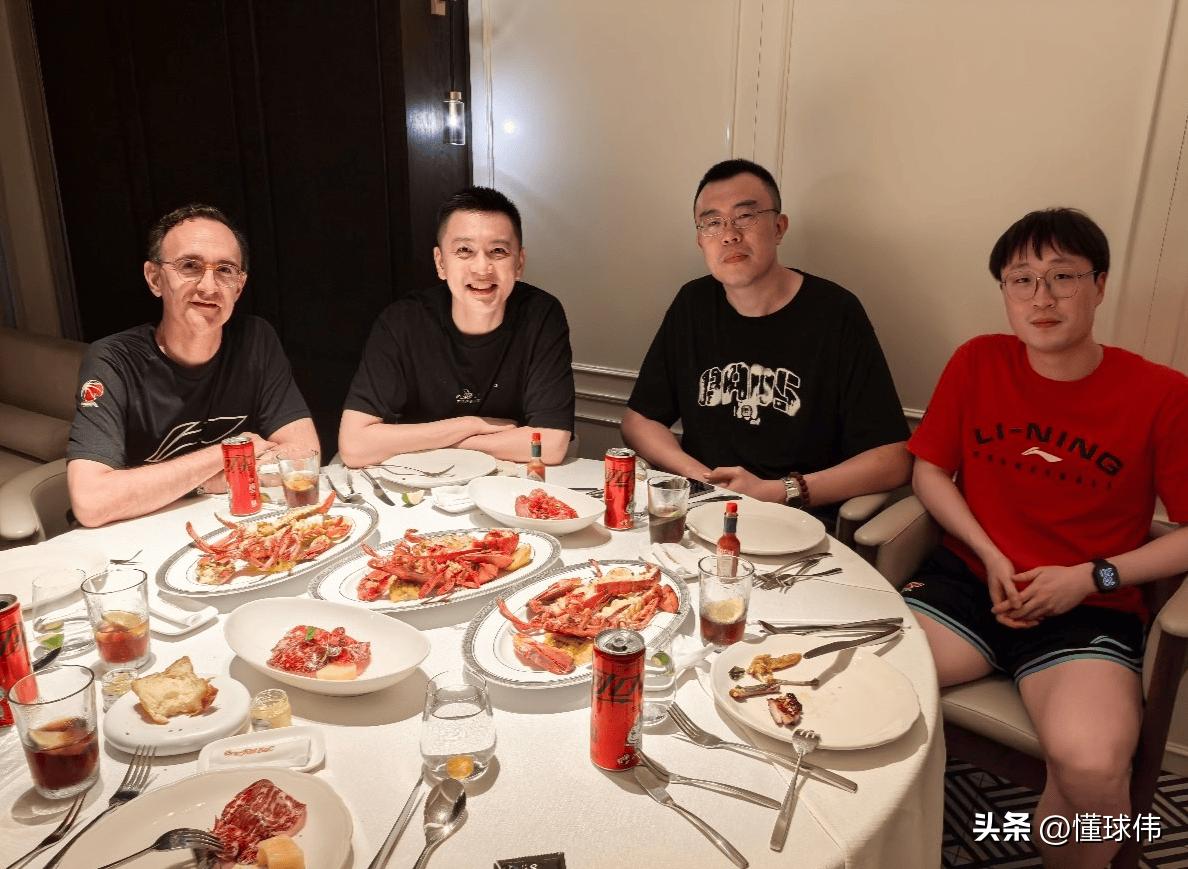 老友相聚！乌戈谈跟杨鸣和韩德君聚餐：

“这种感觉很棒，见到了杨鸣指导，感觉依旧