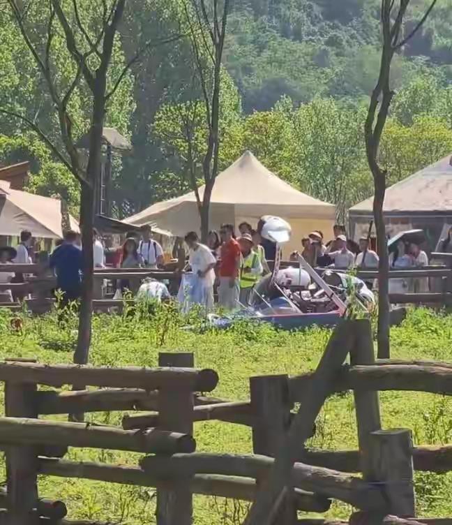 重庆广阳岛低空飞行器突发坠地 两人受伤景区即刻闭园
 踏青游玩竟遇横祸，重庆广阳