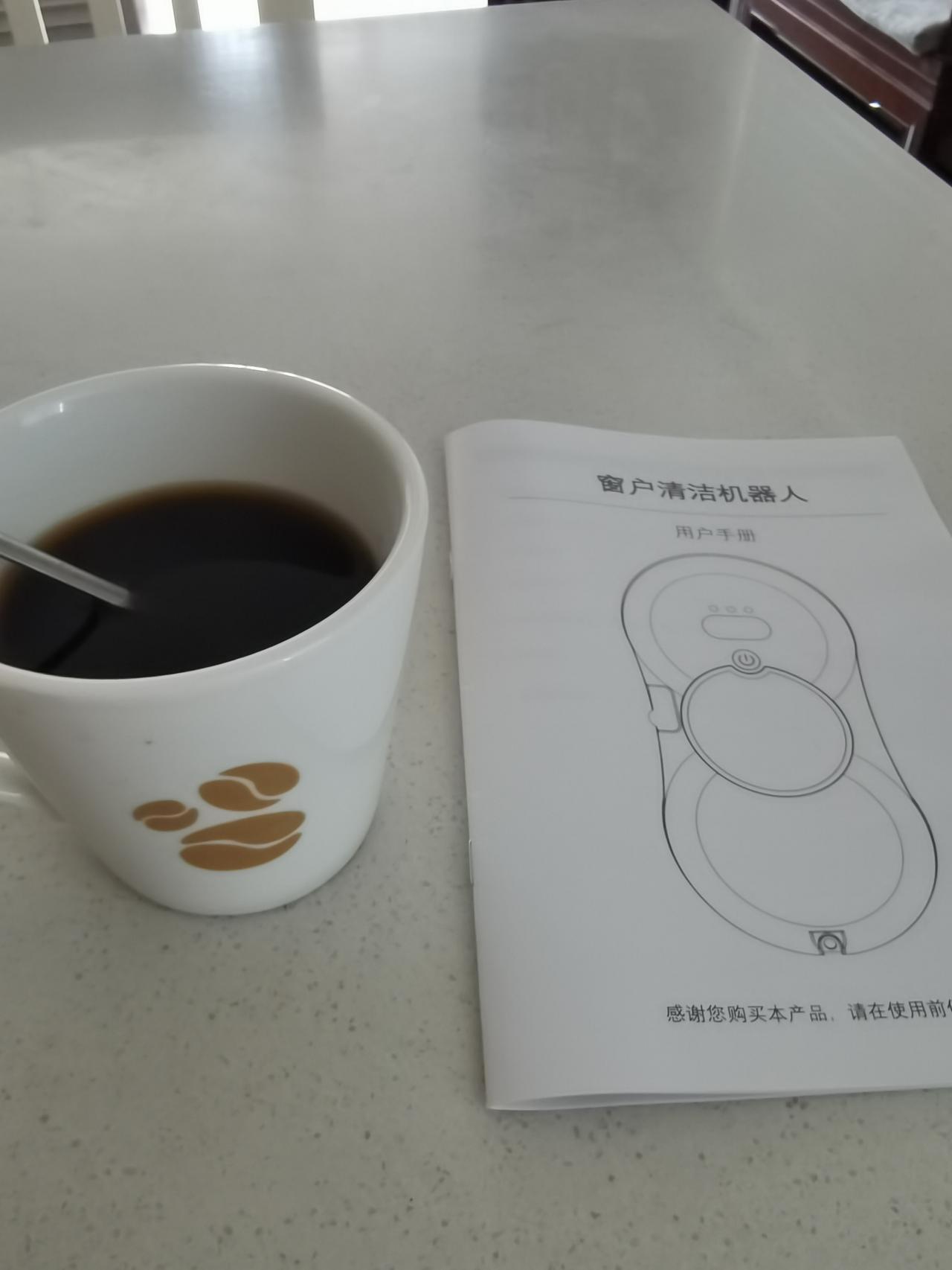 今天轻断食，不用做早餐，趁早上凉快，把昨天收到的擦窗机器人拿出来试试。

说实话