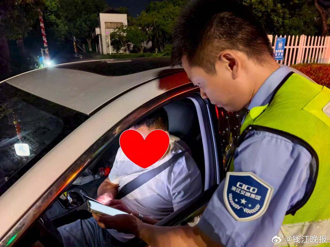 【#嘉兴高速一收费员垫付路费拒收37元谢礼# 】深夜为受困司机垫付通行费，面对多