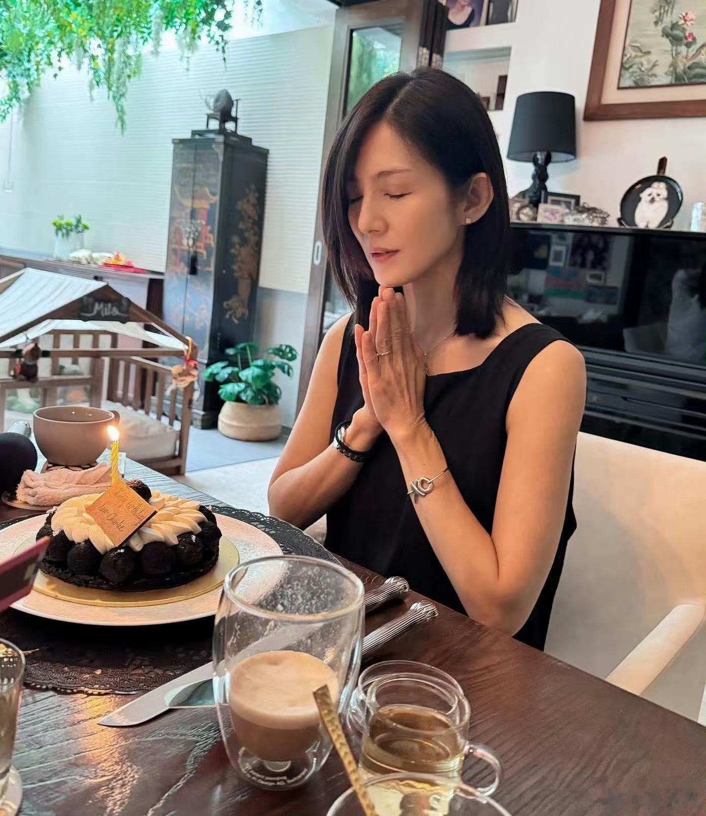 杨采妮还是好漂亮，我挺喜欢她的，面相纯善。 