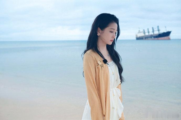 关晓彤成熟女人的香气 孟露莎这个角色造型太适合关晓彤了，风衣、卷发、高跟鞋三件套