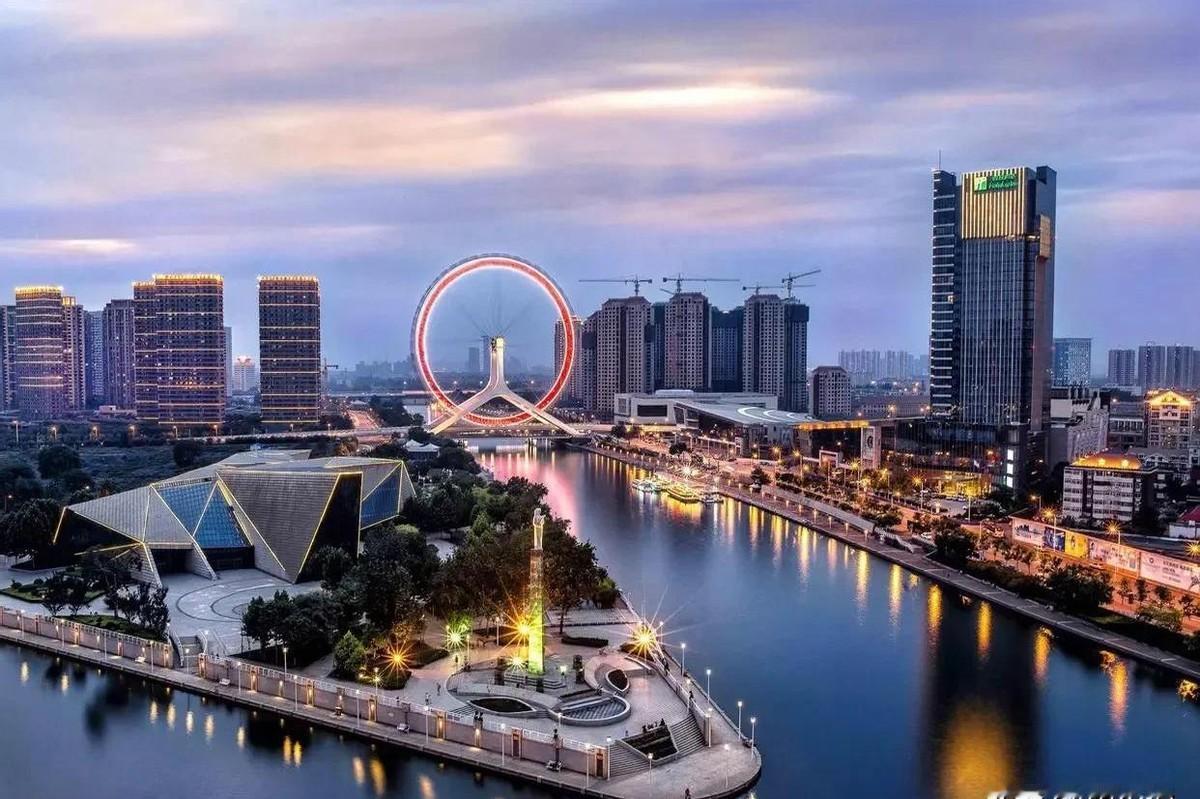 天津家长崩溃，孩子高三累成狗！晚上九点四十放学，凌晨才能睡。早上五点半起床，这是