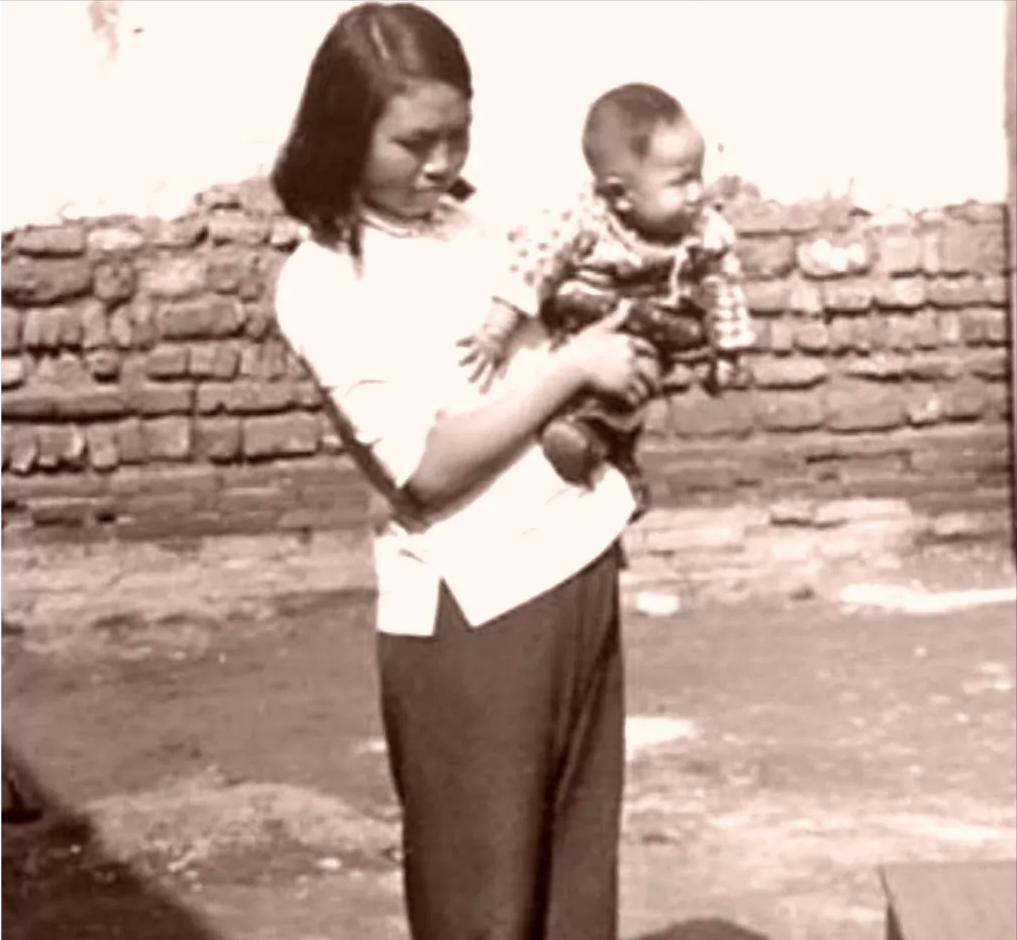 1942年春，一位女情报员抱着两岁的儿子去送信，半路却被特务抓住。突然，女情报员