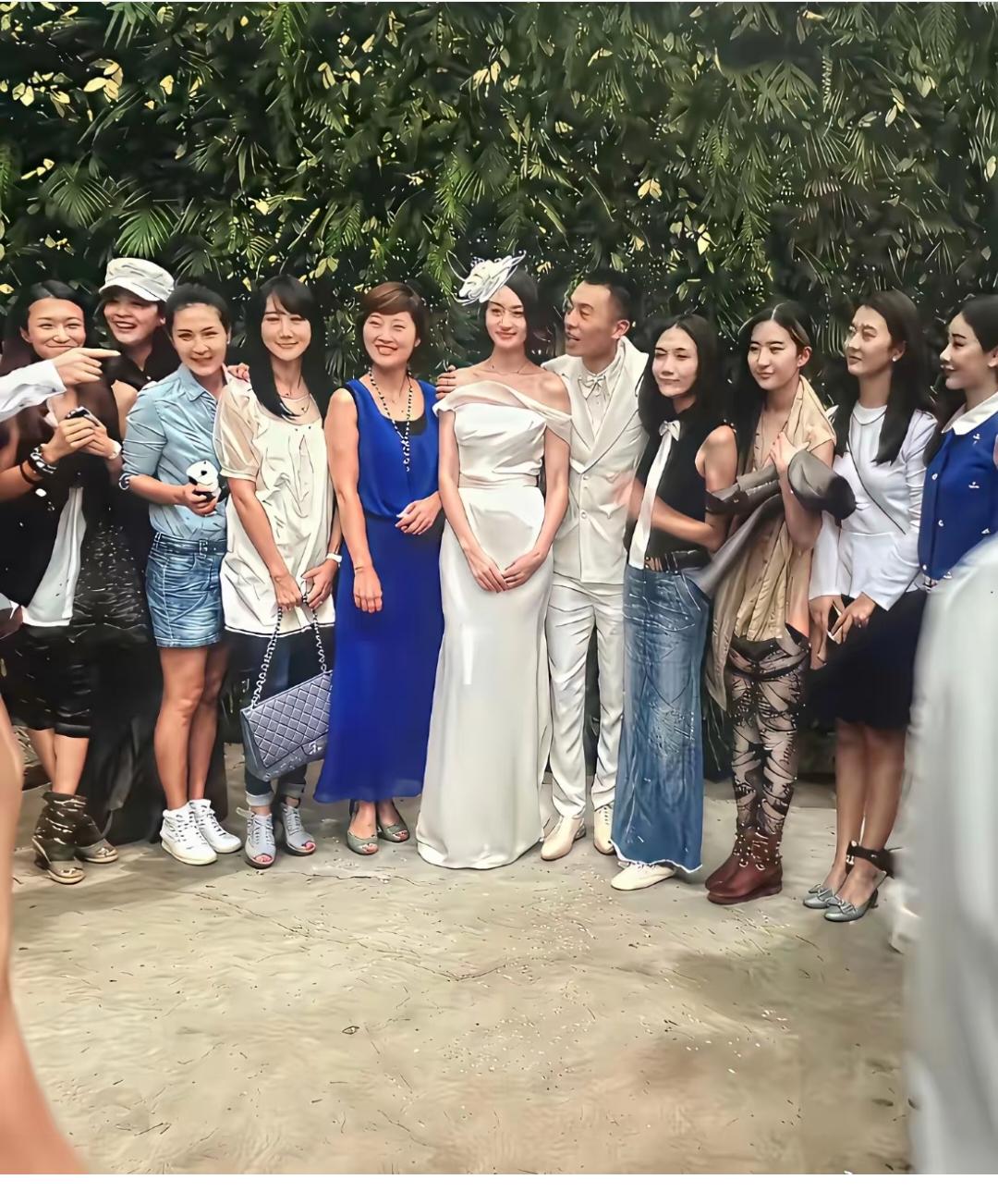 无意当中刷到朱亚文结婚时的照片，仔细看了一下里面竟然有刘亦菲！
只是我想知道她那