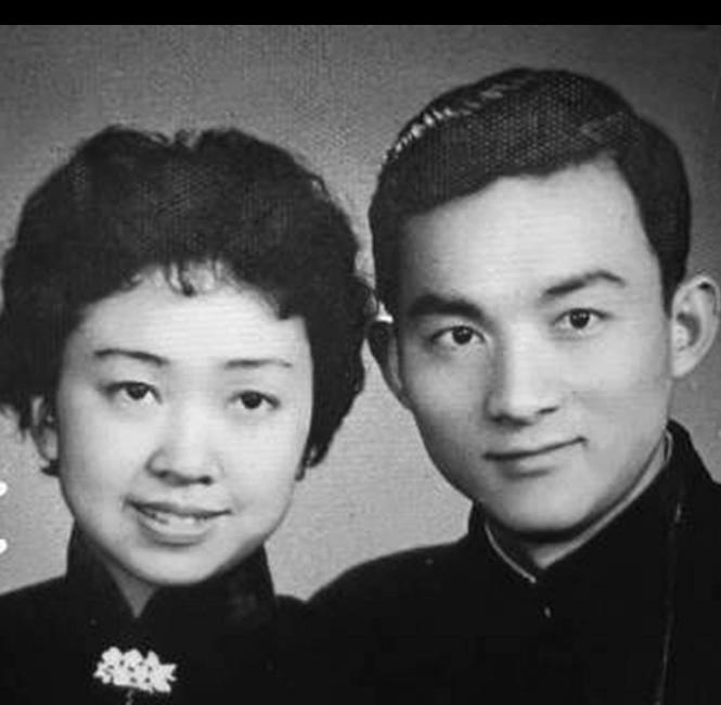 这是游本昌与妻子杨慧华从年轻到年老时的美好合影，年轻时的两人颜值都很高，郎才女貌