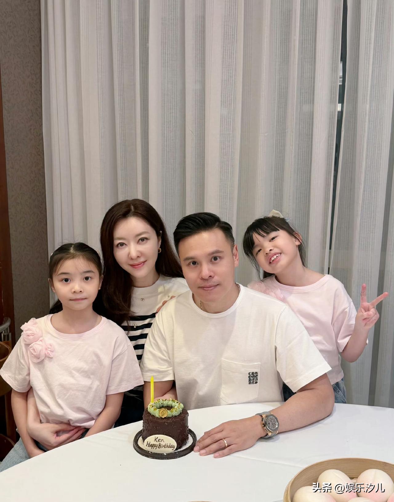 熊黛林一家四口合照


熊黛林老公生日，熊黛林发文：“生日快乐，老公！” 熊黛林