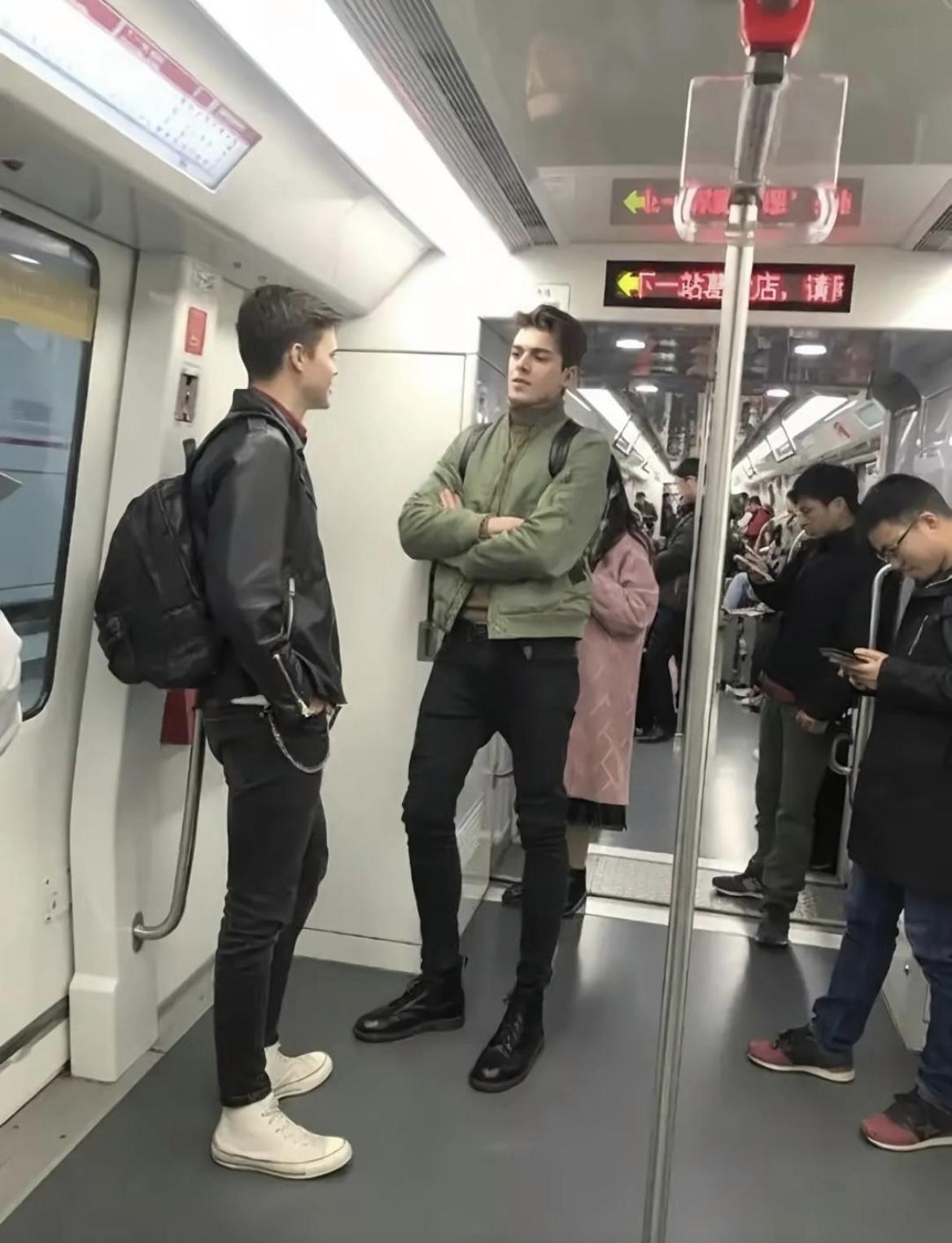 不得不说，地铁上遇到的外国人低头玩手机的确实少[泣不成声]中国的年轻人普遍低头玩