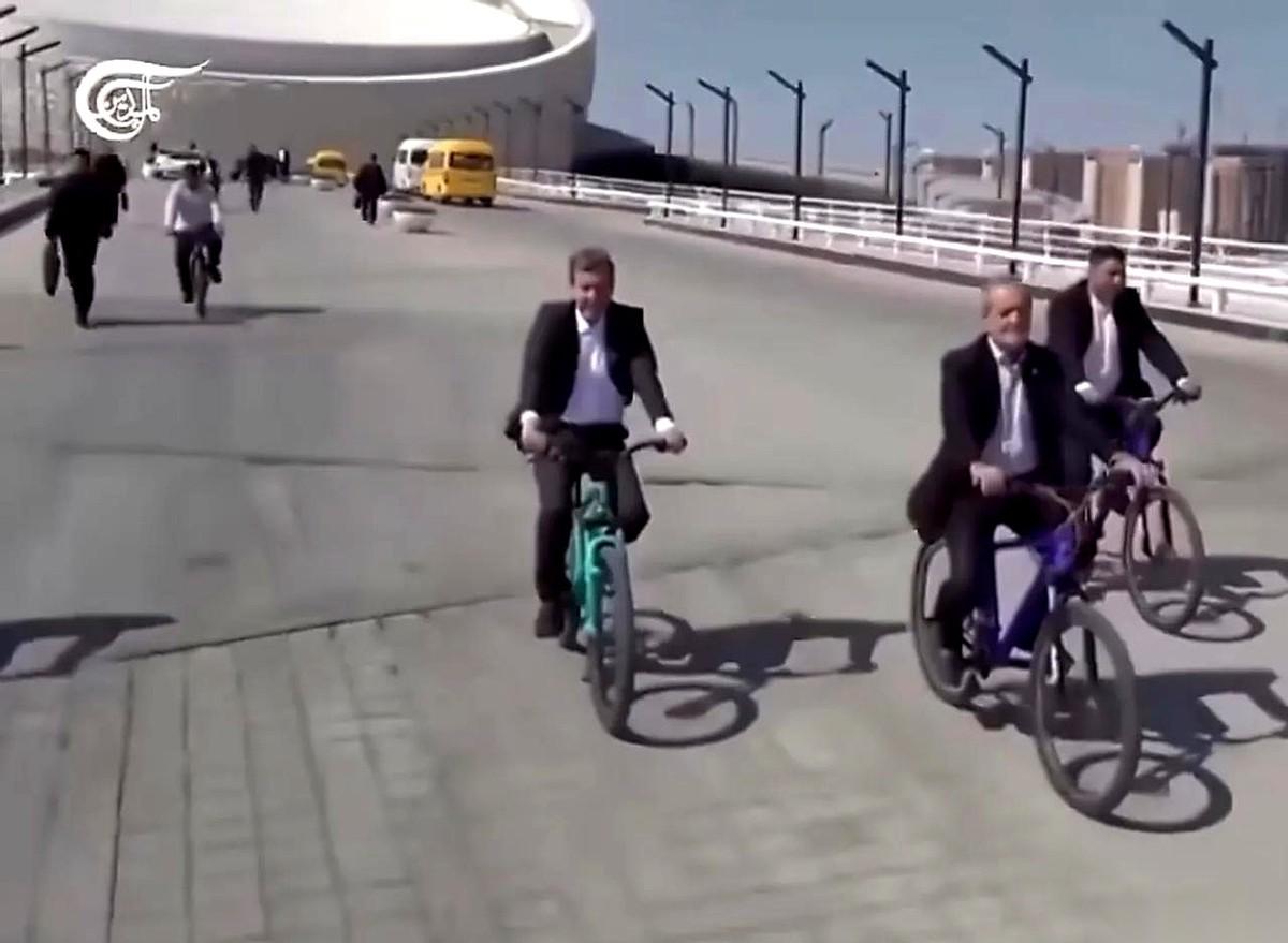 最近，伊朗总统佩泽希齐扬的一组画面，让很多人没转过弯来。
全世界都觉得他现在应该