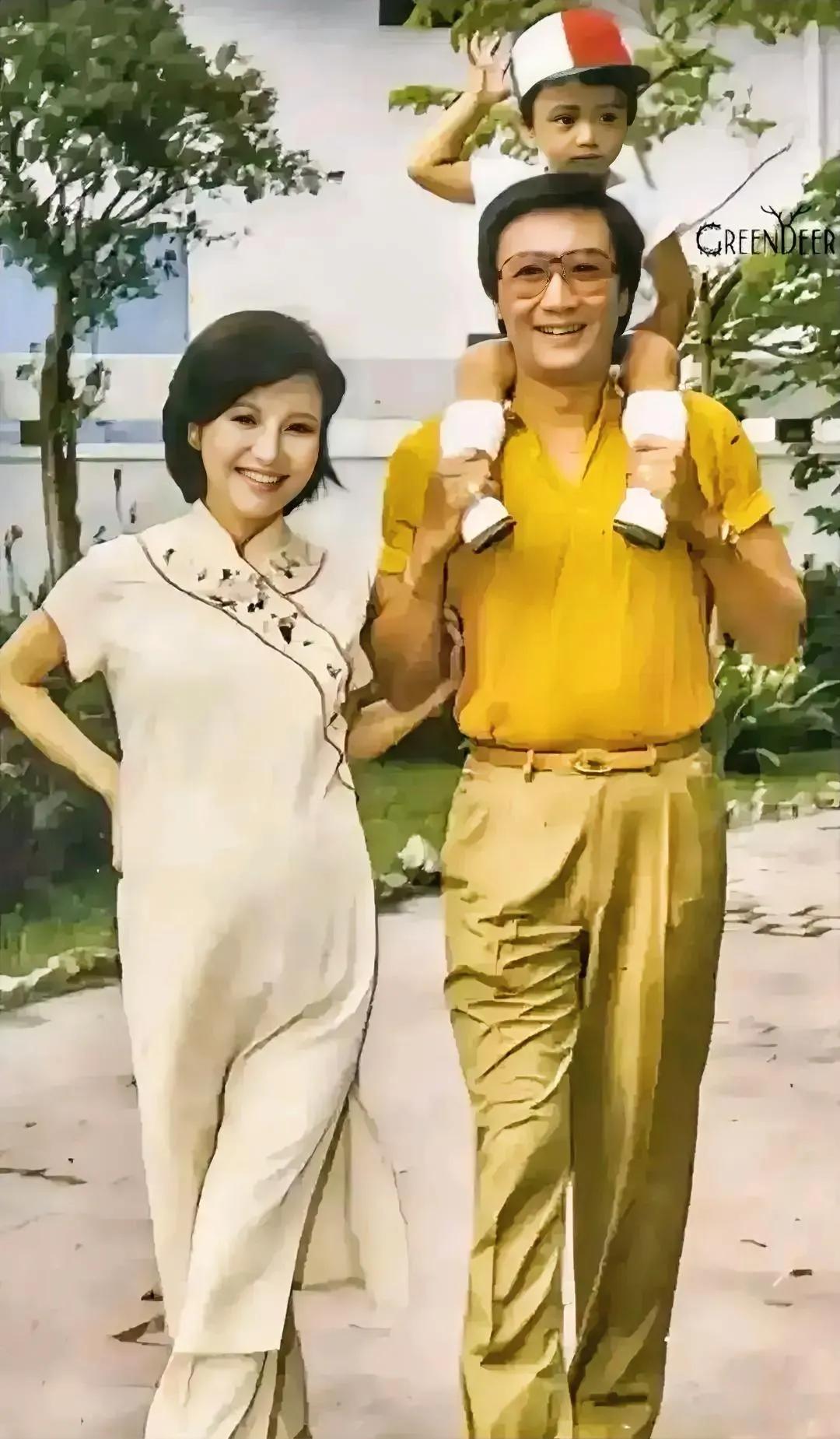 1983年，一个阳光明媚的午后，谢霆锋拉着母亲狄波拉的手，兴奋地走进了公园，一家