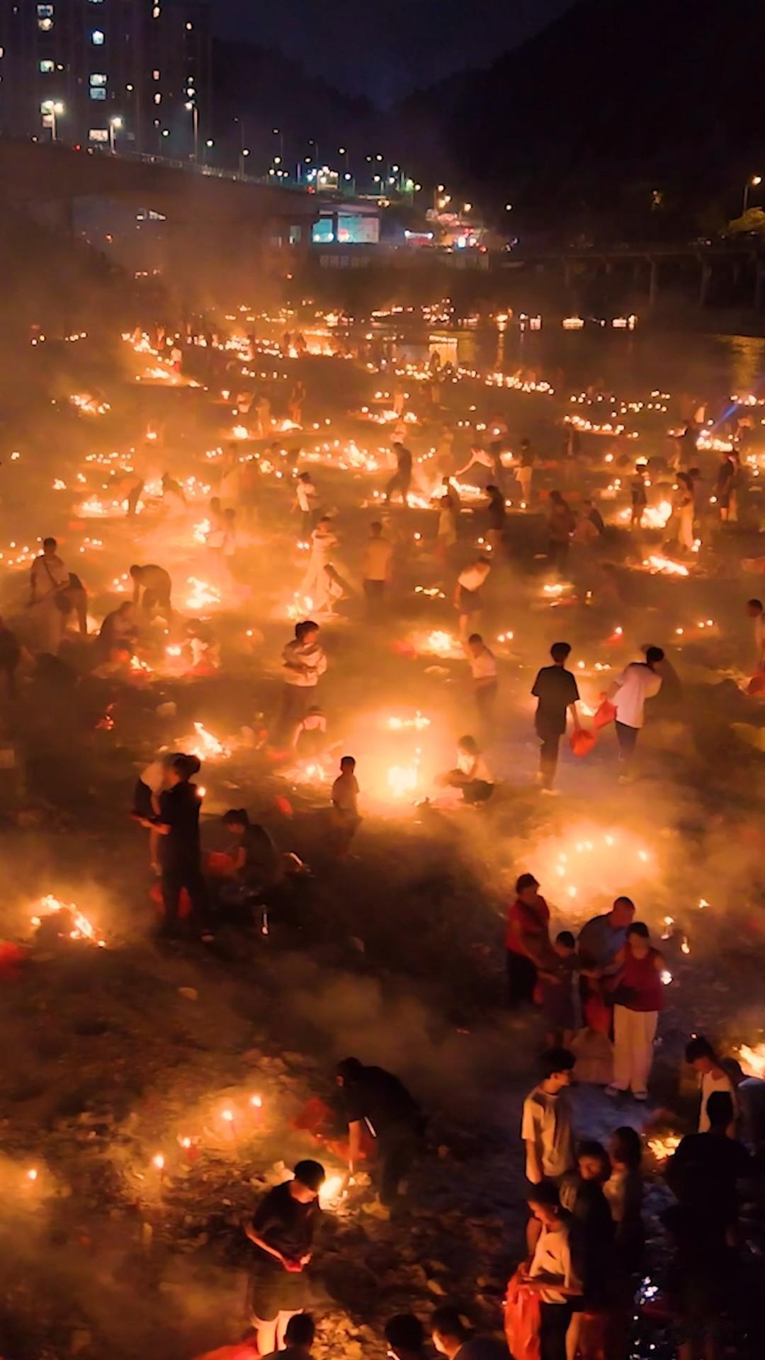 中元节雨淋淋，
三九寒天冻死人。
昨日中元节，
下了一夜的暴雨，
尽早转小了，