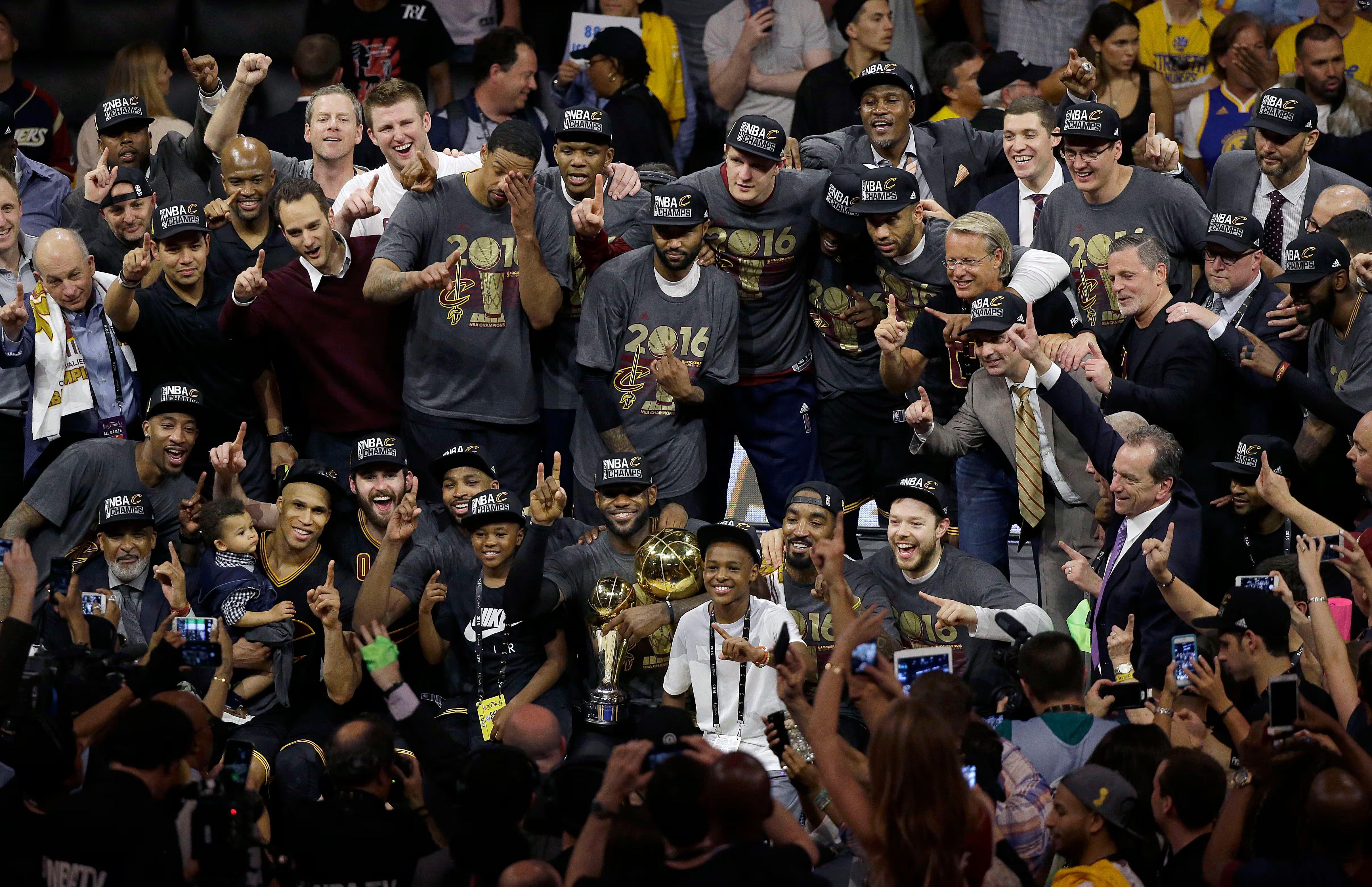 骑士詹姆斯nba我的观赛搭子 老照片回顾[照相机]冠军全家福[心] ​​​