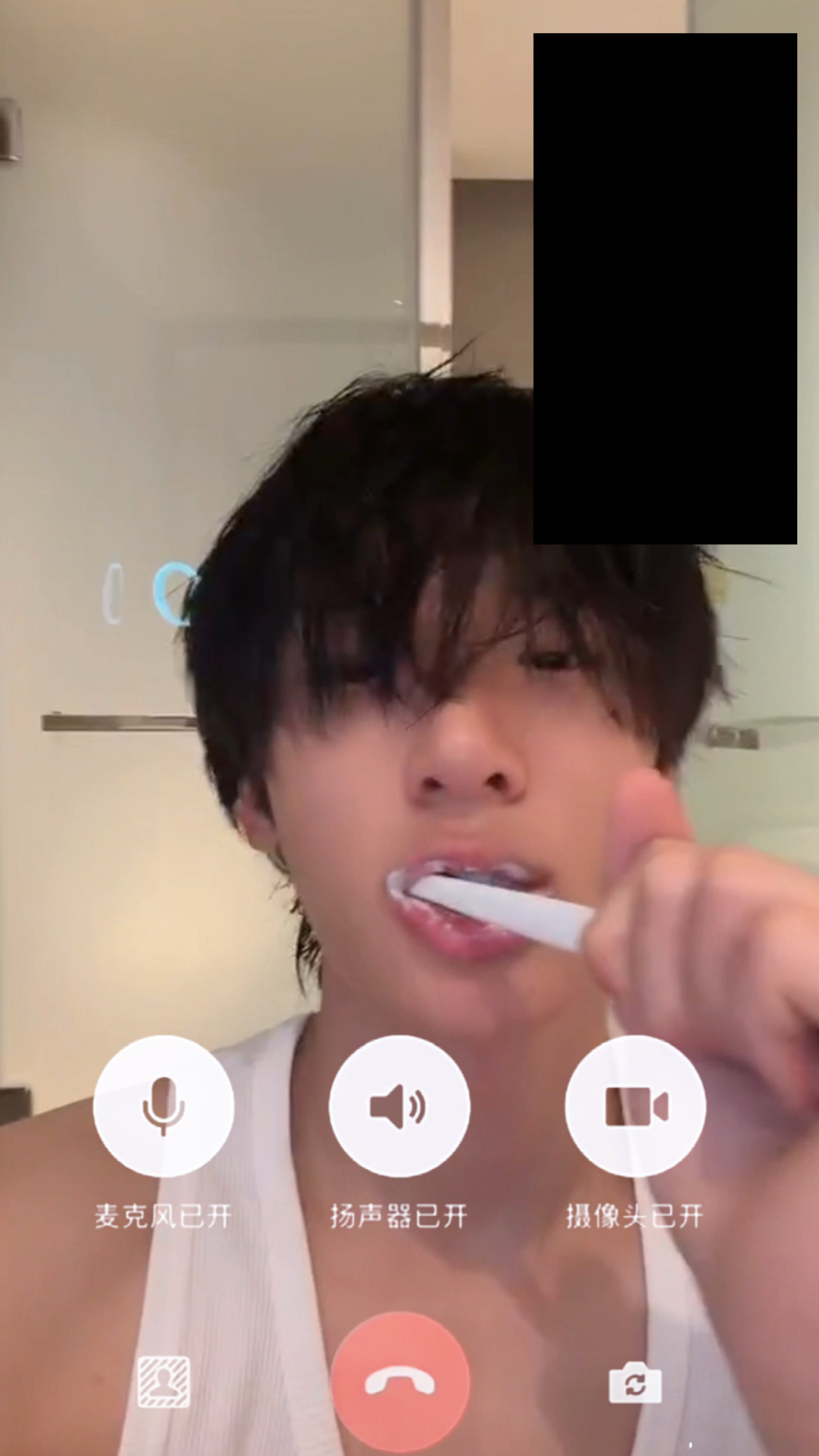 分离焦虑就这样 刷牙也得打着视频 