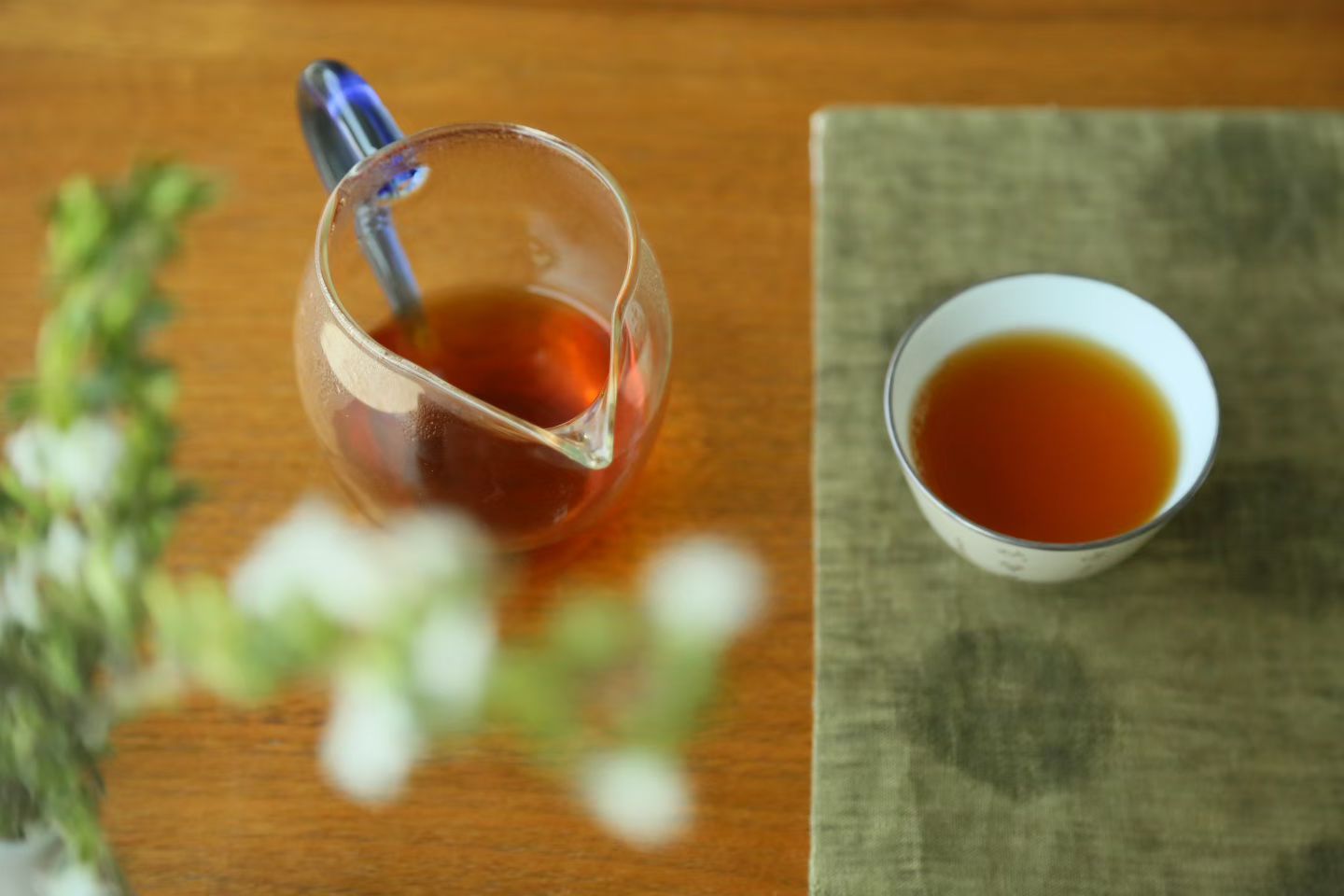 品茶赏器交友  喝茶喝久了，你会发现，其实用不了那么多东西。一只盖碗，三个杯子，