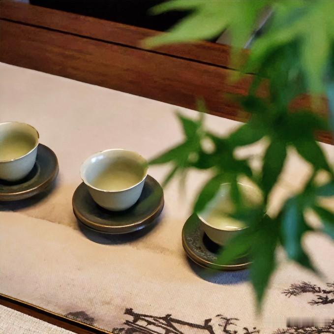 《器静道生·古文体》
素瓷三列，静如玉筵。茶烟初袅，意自玄玄。器简道生，无声即禅