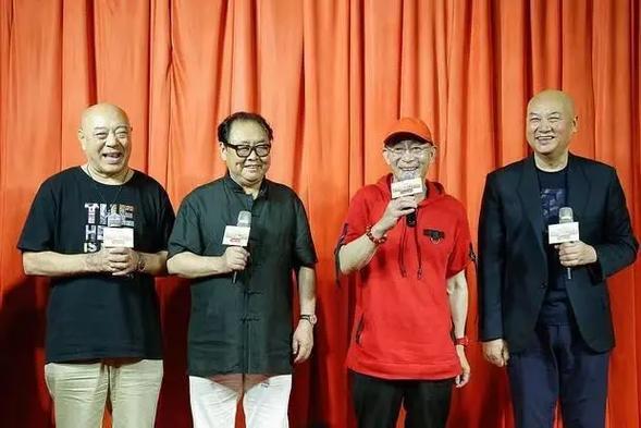 网友透露，去年夏天跑网约车接刘大刚老师去圆明园附近的一个会所好友相聚。没想到刘老