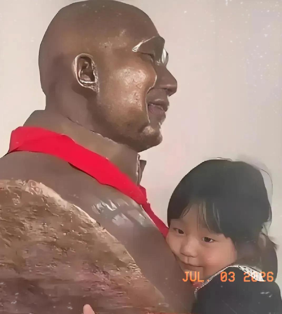 这一幕真的看破防了，世间最无声的思念，大概就是三岁孩童认出了石像里的爸爸。
 