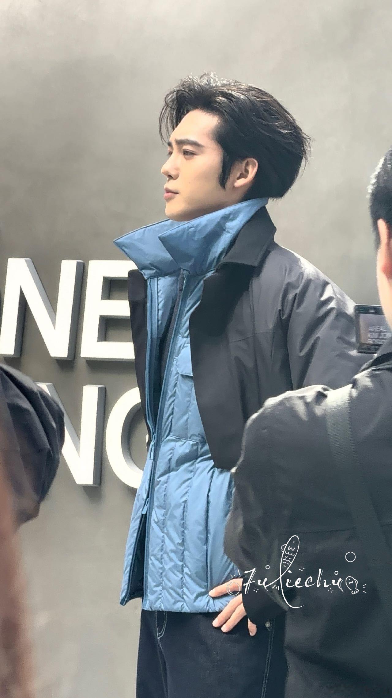 于适高智感穿搭绝了 于适快闪店造型完美诠释“温度兼风度，奢艺非奢望”！宝蓝色羽绒