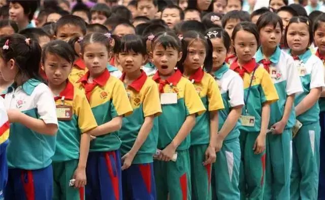 校服该统一的不是外形，而是质量！光外形统一感觉没抓住重点，其实学生家长看重：校服