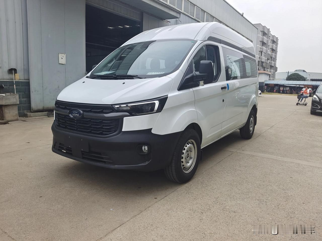 2022款福特新全顺中轴中顶底盘样车到厂，功能和外观的升级，体现出了更加人性化的