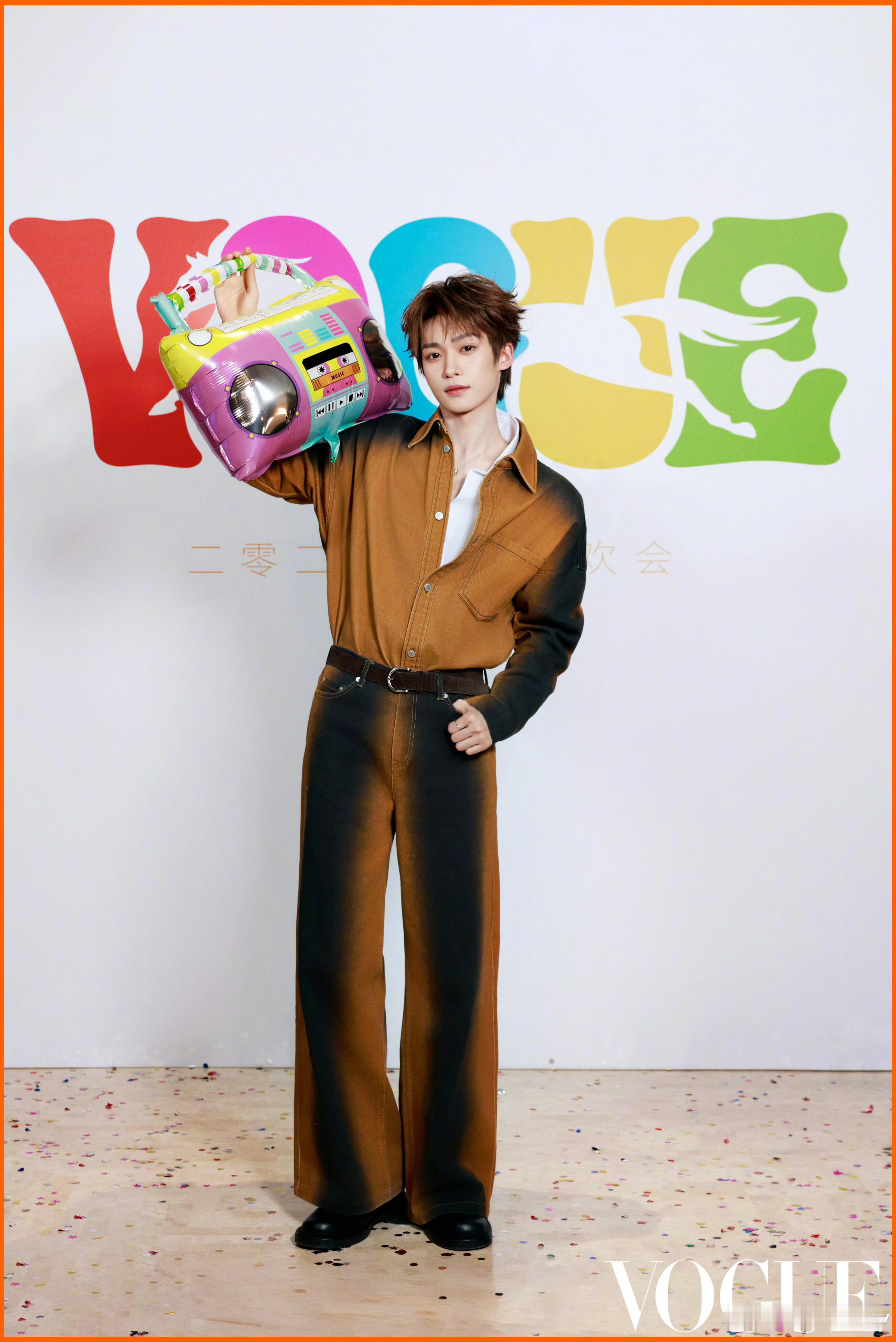 VOGUE年会嘉宾阵容全员不想上班，奔赴VOGUE年会！辛芷蕾刚下班，就来VOG