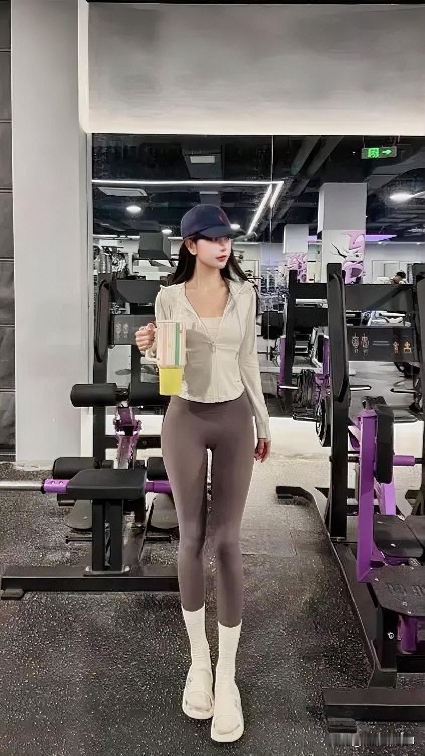 周末健身房打卡：狠人模式已开启💪

下班直奔健身房
换衣服、绑头发、热身
一气